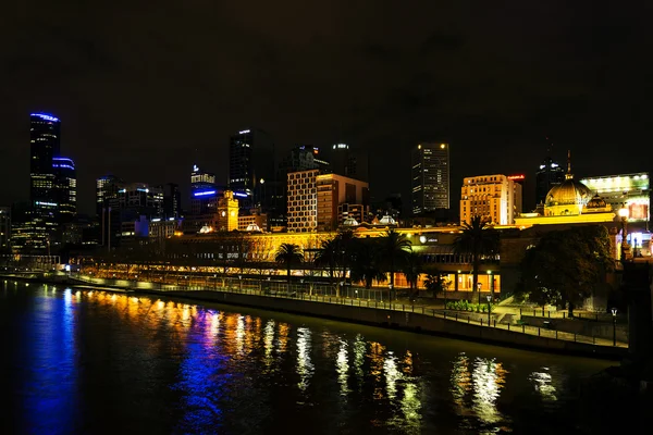 Centro de melbourne ciudad río lado horizonte por la noche en australia — Foto de Stock