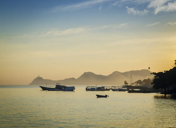 Boten in haven in dili Oost-timor bij zonsondergang — Stockfoto