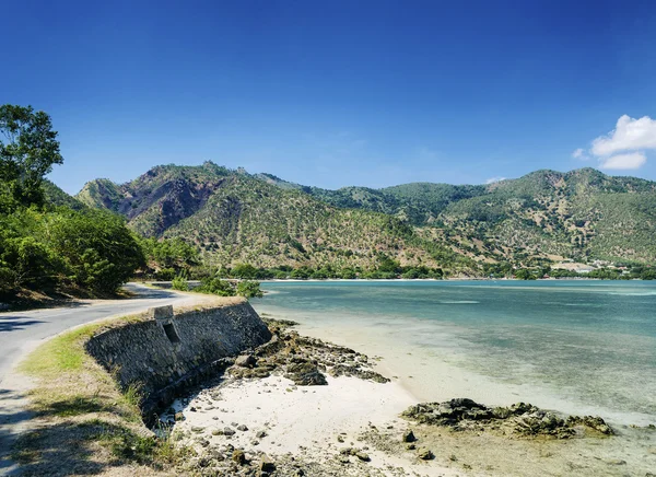 Areia branca pláže a pobřeží poblíž dili ve Východním Timoru — Stock fotografie