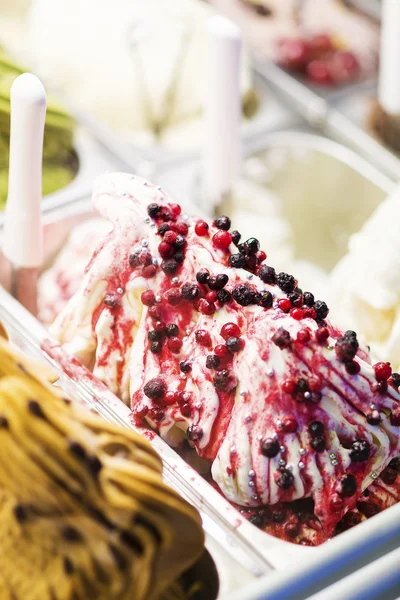 Vegyes színes ínyenc jégkrém édes gelato a bolt bemutatás — Stock Fotó