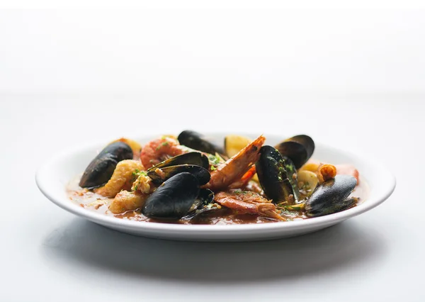 Skaldjur och kryddig puttanesca marinara tomat pasta — Stockfoto
