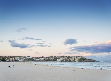 Bondi beach görünümü yakınındaki sydney Avustralya günbatımı alacakaranlıkta