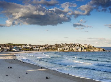 Bondi beach görünümü yakınındaki sydney Avustralya günbatımı alacakaranlıkta