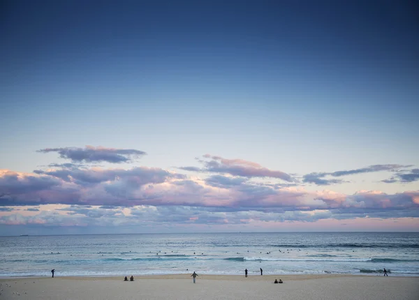 Bondi beach görünümü yakınındaki sydney Avustralya günbatımı alacakaranlıkta