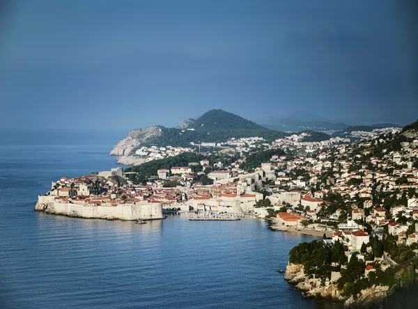 Vista del casco antiguo de dubrovnik y la costa en croacia —  Fotos de Stock