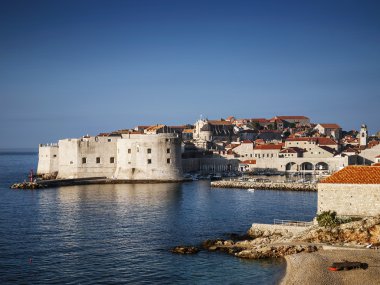 Dubrovnik eski kasaba görünümü ve sahil Hırvatistan