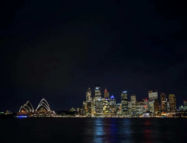 Port w Sydney Cbd Opery skyline w Australii w nocy — Zdjęcie stockowe
