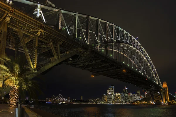 Sydney Harbour Bridge e skyline marcos na Austrália em quase — Fotografia de Stock