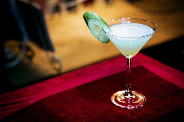 Cetriolo menta moderno cocktail di martini alla moda nel bar — Foto Stock