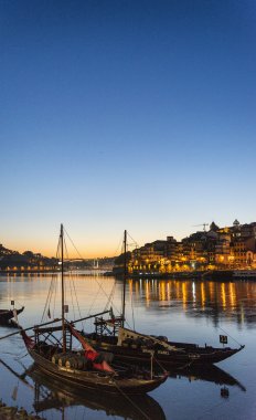Porto tarihi kent merkezine ve douro geceleri Portekiz'de nehir