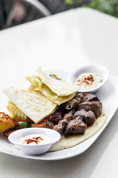 Comida del medio oriente barbacoa mixta barbacoa carne a la parrilla conjunto de comida —  Fotos de Stock