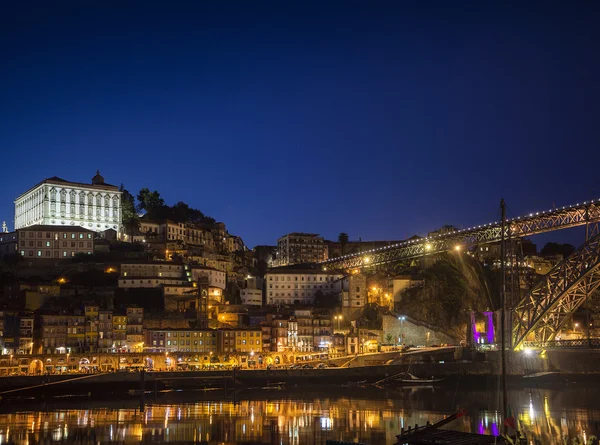 Porto starego miasta i zabytkowy most w Portugalii w nocy — Zdjęcie stockowe