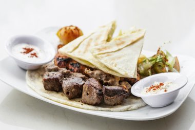 Barbekü barbekü ızgara et dizi yemek karışık Orta Doğu mutfağı