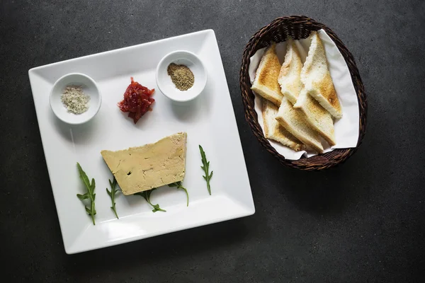 Plat de hors-d'œuvre traditionnel foie gras pate et pain grillé — Photo