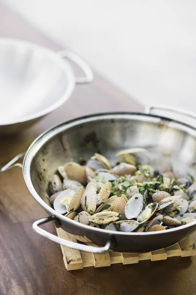 Mejillones al vapor en salsa de ajo y hierbas —  Fotos de Stock