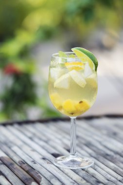 beyaz şarap sangria cam kokteyl