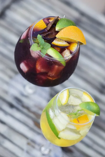 Beyaz ve kırmızı şarap sangria kokteyl — Stok fotoğraf