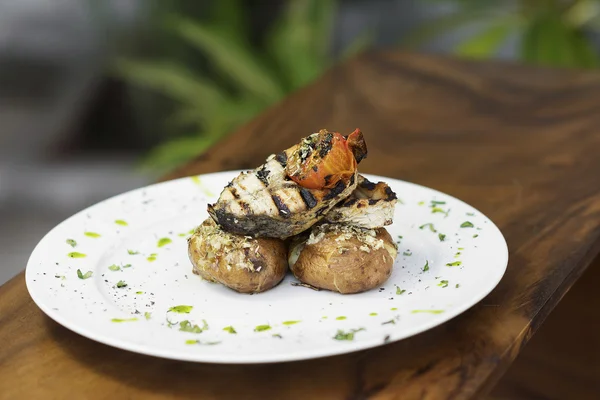 Gegrilde vis en aardappel Portugese stijl — Stockfoto