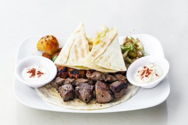 Barbekü barbekü ızgara et dizi yemek karışık Orta Doğu mutfağı