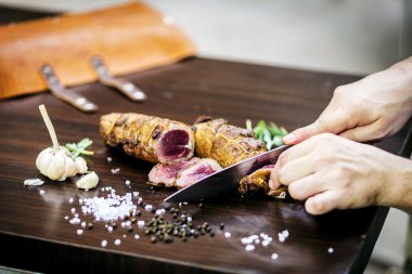 hizmet oyma kızarmış domuz eti rulo rustik tarzda yemek