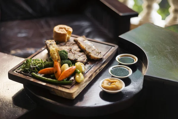 Traditional british english sunday roast beef with vegetables me — Stock Photo, Image