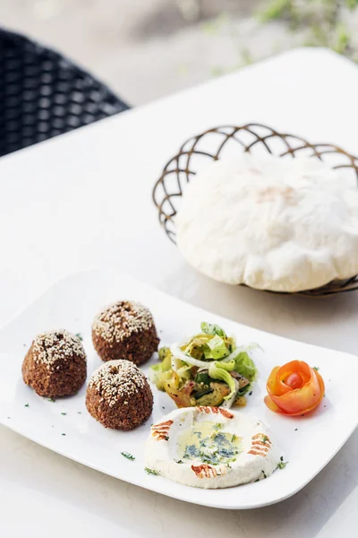 Falafel Hummus houmus Vorspeise Snack Essen Mezze Platte — Stockfoto