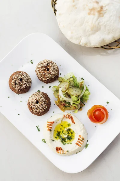 Falafel 후 머 스 houmus 초보 간식 음식 메제 플래터 — 스톡 사진