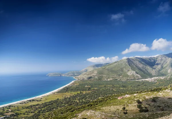 Pláž a hory pohled pobřeží Jónského moře Jižní Albánie — Stock fotografie