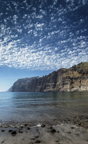 Mezník útesy Los gigantes a pláž v tenerife: — Stock fotografie