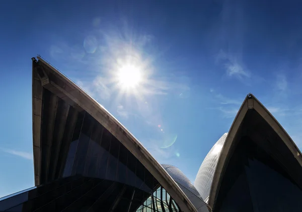 Sydney marco casa de ópera vista na Austrália no dia ensolarado — Fotografia de Stock