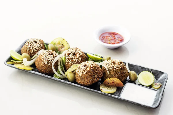 Kikkererwten falafel Midden-Oosten voedsel snack schotel starter set — Stockfoto