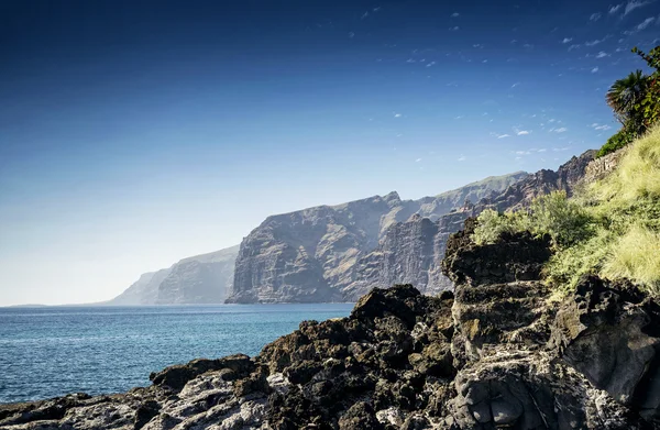 Los gigantes kliffen kust mijlpaal in Zuid-tenerife-eiland spai — Stockfoto