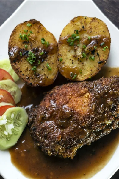 Кордон блю жареный куриный соус и картофельная мука — стоковое фото