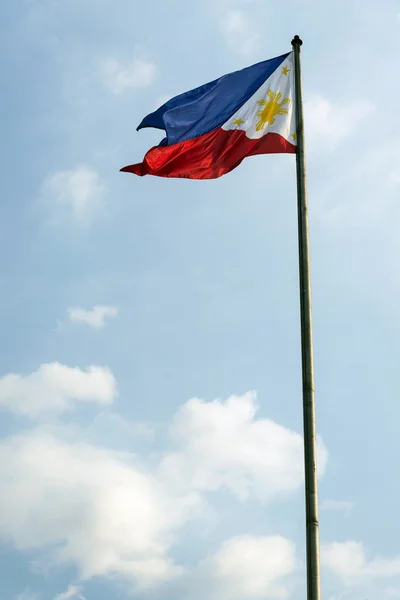 De Filipijnse vlag van de Filipijnen op vlaggenmast in Manilla — Stockfoto