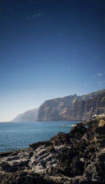 Los gigantes kayalıklarla Güney tenerife Adası spai dönüm noktası sahil