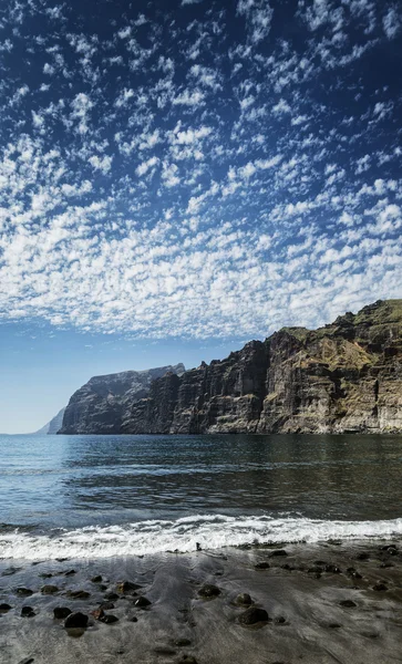 Los gigantes kayalıklarla Simgesel Yapı ve plaj tenerife İspanya — Stok fotoğraf