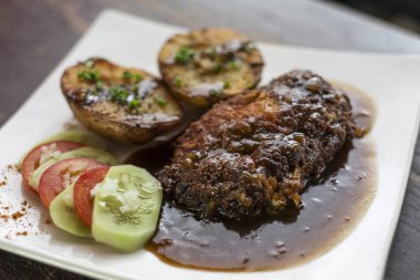 cordon bleu kızarmış tavuk sos ve patates yemek tava