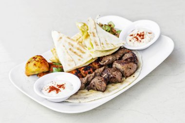 Barbekü barbekü ızgara et dizi yemek karışık Orta Doğu mutfağı