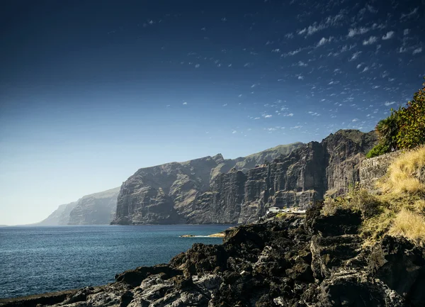 Los gigantes kliffen kust mijlpaal in Zuid-tenerife-eiland spai — Stockfoto