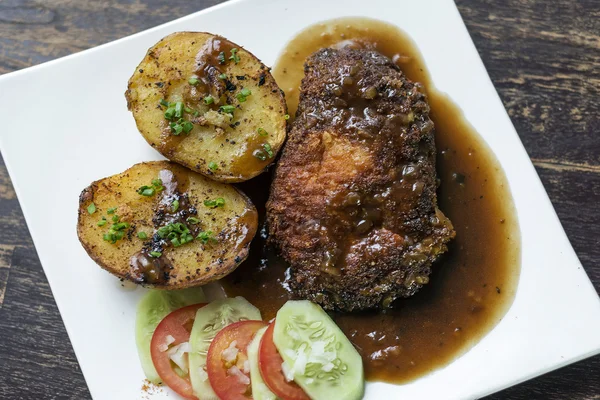 Cordon bleu obalované smažené kuřecí omáčkou a brambory jídlo — Stock fotografie