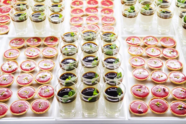 Вишукані французькі витончені десерти та тістечка на виставці — стокове фото