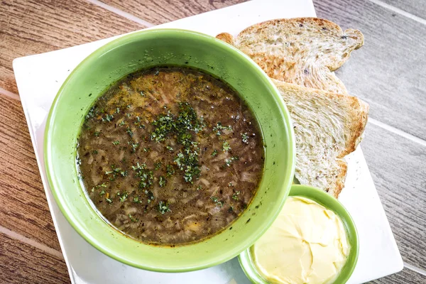Tradycyjna kuchnia francuska cebula zupa posiłek z masła i grzankami — Zdjęcie stockowe