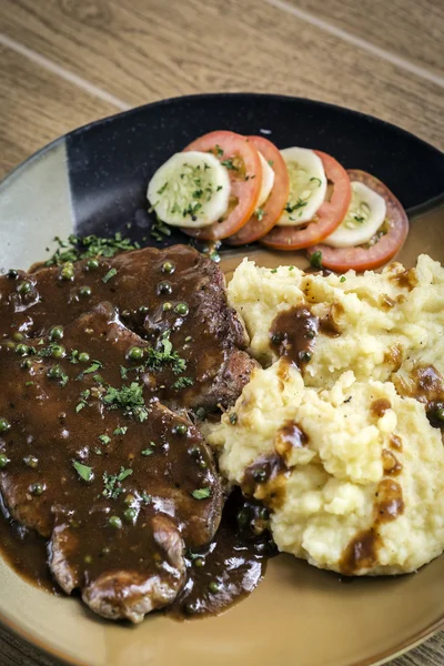 Jídlo steak hovězí maso s bramborovou kaší a omáčkou omáčkou — Stock fotografie