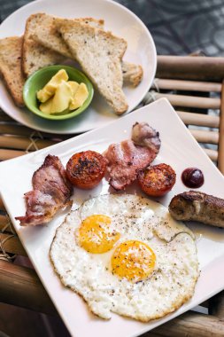 geleneksel İngiliz İngiliz kahvaltı yumurta pastırmalı kızarmış ve 