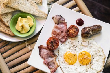 geleneksel İngiliz İngiliz kahvaltı yumurta pastırmalı kızarmış ve 