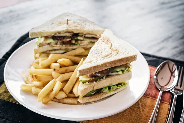 Snack club sandwich con patatine fritte sul piatto — Foto Stock
