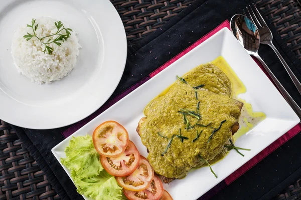 Tailandés pescado filete con asiático verde curry salsa harina — Foto de Stock