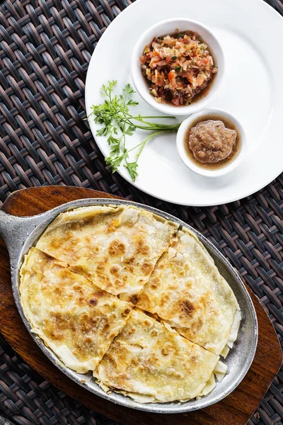 Mexikansk ost quesadilla med salsa och chili sås — Stockfoto