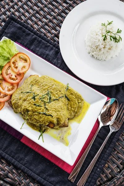 Filet rybny Tajlandii posiłku Sos azjatycki zielonym curry — Zdjęcie stockowe
