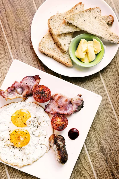 Traditional english british fried breakfast with eggs bacon and — Stock Photo, Image